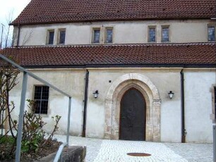 Kirche von Süden - Langhaus (romanische Basilika) mit Obergadenfenstern (verändert) sowie südlichem Seitenschif mit (verändertem) romanischem Portal