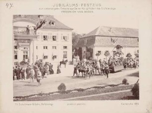 Prunkwagen beim Jubiläums-Festzug zum 70. Geburtstag des Großherzogs Friedrich I. von Baden vor dem Karlsruher Schloss