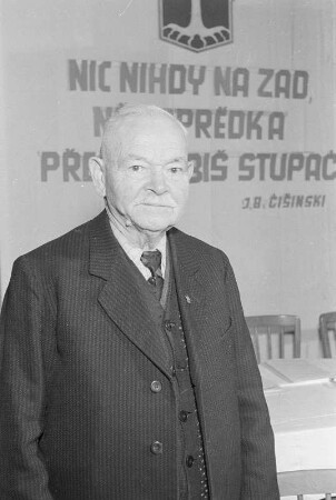 Porträt: Johann Hajesch aus Lohsa. Delegiertenkonferenz der Domowina in Hoyerswerda : Portret: Jan Haješ (Župna delegatna konferenca Domowiny we Wojerecach) : Hoyerswerda / Wojerecy