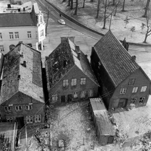 Vogelperspektive: von Rohbau Hochhaus "Liebe" an Kurparkallee: Blick nach Osten: Kreuzung, nach rechts Sülzberg, nach hinten links Mewesstraße, Auto, nach vorne links Brunnenstraße: vorne Rückfronten der alten giebelständigen Häuser Brunnenstraße 10 und 11 vor Abriss, auf Hinterhöfen Schuppen, Stromleitungen: hinten Kurpark