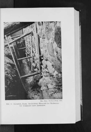 Abb. 12. Schenefeld, Kirche. Verschütteter Mauerteil der Nordmauer des Langhauses nebst Fundament.