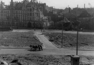 Hamburg-St. Pauli. Blick auf die zerstörte Bachstraße (seit 1948 Pepermölenbek)