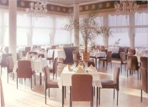 Dresden-Weißer Hirsch, Bergbahnstraße 8. Luisenhof. Veranda mit eingedeckten Tischen