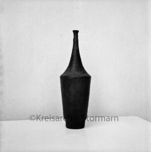 Juscha und Siegfried Schneider-Döring: Kunstkeramiker: Werke: Vase: vor weißem Hintergrund