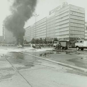 Berlin: Großübung der Feuerwehr : Berlin: Großübung der Feuerwehr. Bekämpfung eines Flüssigkeitsbrandes mit dem Leichtschaumgerät LSG 4/400
