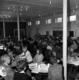 Kreisjugendring Stormarn e.V.: Vollversammlung: Ahrensburg: Stormarnschule: Funktionsträger und Stormarner Jugendgruppen an langen Tischen, 13. März 1982