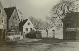 Altmickten : Dresden-Mickten, Altmickten, Gehöfte und Lindenschänke, Straßenansicht mit Litfaßsäule in Richtung Elbe