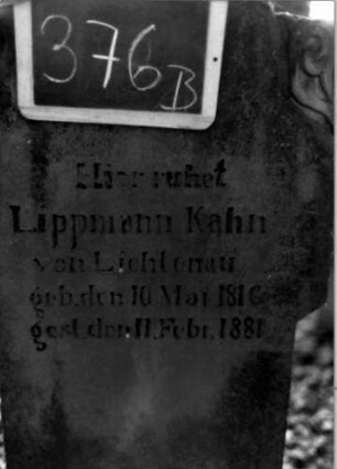 Grabstein 376 (Index: 100111869) Material: Sandstein Zustand: leicht verwittert Maße HxBxT: 160x59x32 cm Beschreibung: ädikulaartige Stele mit 3/4-Säulen, profilierter Sockel, schräg eingezogener Rundbogenabschluß mit Eckakroteren, Schriftfeld eingetieft Symbolik: segnende Hände, Ranken, Rundbogenfries Steinmetz: Riedinger in Ulm: Grabstein 376B