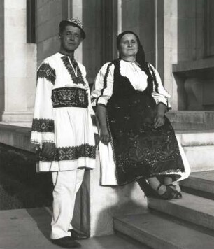 Bukarest, Rumänien. Rumänisches Bauernpaar in Tracht vor der Nationalgalerie