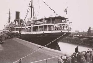 Bremerhaven, Dampfer Lützow : Bremerhaven. Passagierdampfer "Lützow" des Norddeutschen Lloyd Bremen am Kai in Bremerhaven