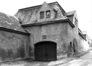 Freiberg, Am Maßschacht. Gebäude (Dreiseitobjekt (ehemalige Schachtanlage?); 1844). Straßenansicht mit Tor