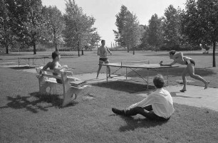 Tischtennis-Spiel im Freibad Rüppurr.
