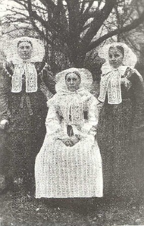 Mädchen in Festtagstracht aus Nochten : Kleidung - Truhentracht. Ort: Wochozy / Nochten. Drei Mädchen in Festtagstracht.