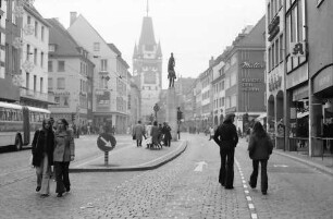 Freiburg: Freiburger Innenstadt autofrei, Fußgänger um den Bertoldsbrunnen