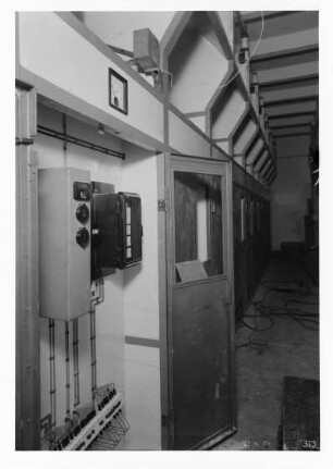 Industrie-Kraftwerk. Schaltschrank (offen) der Station 8 (zur Elektrizitätsversorgung des Kraftwerkes) : Lauta (Niederlausitz). Industrie-Kraftwerk. Schaltschrank (offen) der Station 8 (zur Elektrizitätsversorgung des Kraftwerkes)