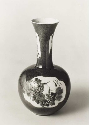 Flaschenvase mit puderblauem Fond