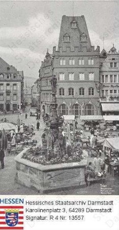 Trier, Hauptmarkt mit Petrusbrunnen und Rotem Haus