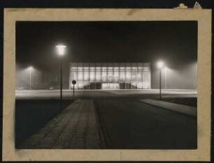 Stadttheater (später: Heinz-Hilpert-Theater), Lünen: Außenansicht Eingangsseite Westen, Nachtaufnahme