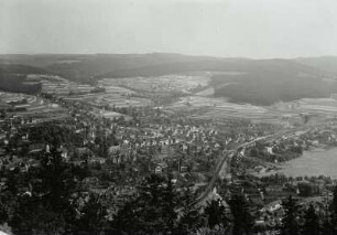 Suhl, Stadtansicht : Suhl. Stadtteilansicht mit Bahnhof. Blick vom Bärenstein nach Südwesten