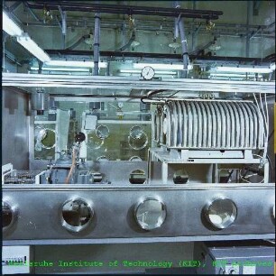 Unbekannter Versuchsaufbau in einer Glovebox im Europäischen Institut für Transurane (ITU)