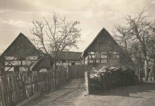 Bauerngehöft mit Strohdach : Bauerngehöft mit Strohdach, Ansicht von der Einfahrt aus