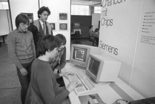 Ausstellung "Jugend erlebt Computertechnik" im Landesgewerbeamt