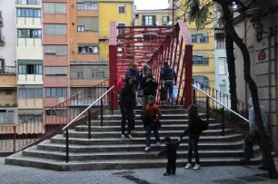 Girona - Fußgängerbrücke von Eiffel : Die Fußgängerbrücke "Pont de les Peixateries Velles" über den Fluß Onyar ist 1877 von Gustve Eiffel konstruiert worden. Aufgenommen am 16. April 2012 in der Altstadt von Girona