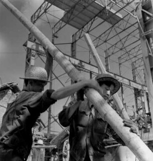 Gerüstbauer in einer Erdölraffinerie (China 1959)