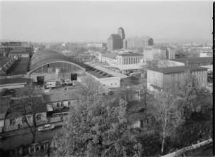 Dresden-Friedrichstadt, Vorwerkstraße. Straßenbahnhof Waltherstraße und Sauerstoffwerk. Blick vom Neuen Schwesternwohnheim des Krankenhauses Dresden-Friedrichstadt Städtisches Klinikum gegen die ehem. Bienertsche Hafenmühle