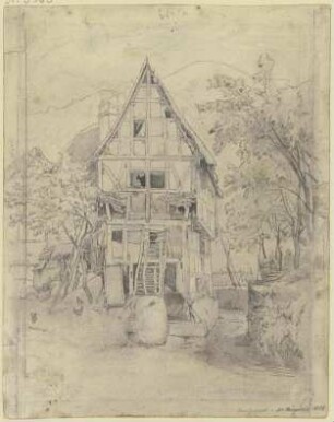 Bauernhaus unter Bäumen, davor einige Fässer und Hühner