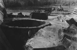 Beseitung zerstörter Bunker am Rhein im Bereich Karlsruhe