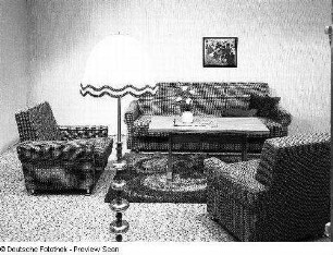 Sitzgruppe mit Couchtisch (1984; VEB Möbelkombinat Zeulenroda-Triebes (ZEUTRIE))