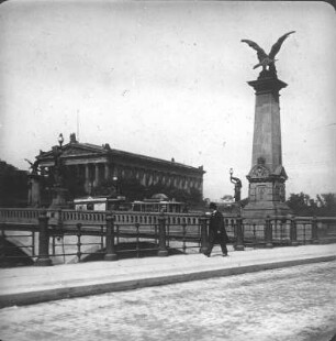 Berlin-Mitte. Friedrichsbrücke (Straßenbrücke über die Spree, 1891-1893) mit Obelisk. Blick nach Westnordwest zur Alten Nationalgalerie (1862-1865; F. A. Stüler, 1866-1876; J. H. Strack)