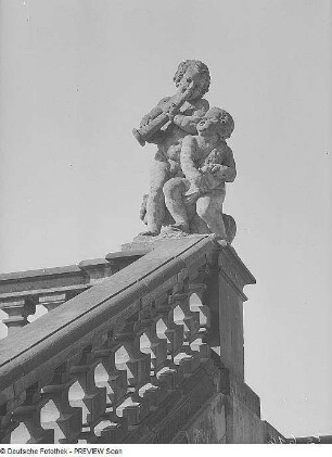 Puttenpaar mit Blasinstrument : Puttenpaar mit Blasinstrument. Sandstein (1701/1800?). Dresden: Zwinger