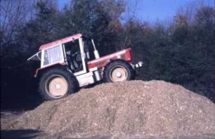 Fotografie: Ein- und Auslagerungstechnik, Fahrsilo, Maissilage, Walzen