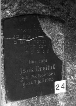 Grabstein 24 (Index: 100085362) Zustand: oben rechts Schriftplatte abgebrochen Maße HxBxT: 160x85x50 cm Beschreibung: grob stelenhaft behauener Stein, Schriftplatte, rechteckig: Grabstein 24A