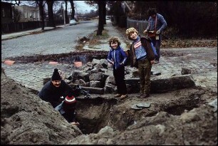 Straßenbauarbeiter und Kinder