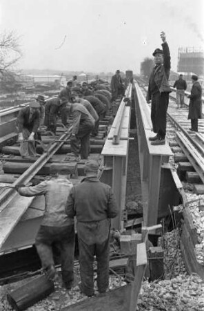 Bau der neuen Eisenbahnbrücke über die Durlacher Allee.