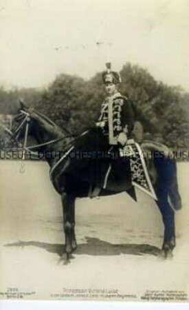 Viktoria Luise von Preußen in der Uniform ihres II. Leib-Husaren Regiments, zu Pferde