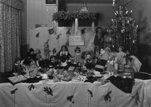 Handarbeit der Werkfrauengruppe der Fa. Erfurth und Co. / Strickwarenfabrik Roßwein, Goldbornstraße 5 zum Weihnachtsfest 1939