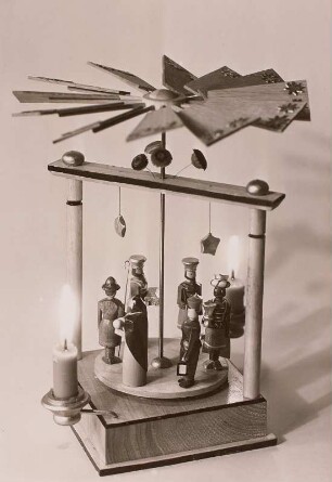 Weihnachtspyramide, Krippenfiguren, Holz, gedrechselt, geschnitzt und bemalt