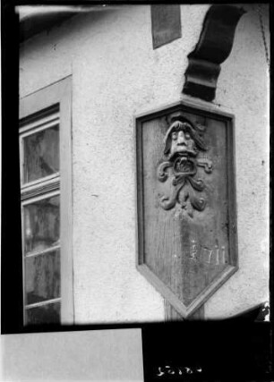 Kürnbach Kronenstraße 2 - Fachwerkhaus ehemalige Blechnerei Hemminger Eckverzierung mit geschnitzter und bemalter Fratze