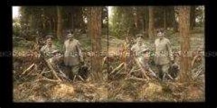 Offiziere bei einem Granatloch im Wald