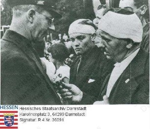 Hessen (Volksstaat), 1933 / Demonstration der SPD gegen die Nationalsozialisten / Männer, wohl Mitglieder der Eisernen Front mit Kopfverbänden