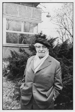 Der Schauspieler und Regisseur Wolfgang Heinz in seinem Garten