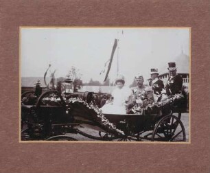 Kronprinzessin Viktoria und Kronprinz Gustav V. von Schweden in einer Kutsche in Karlsruhe