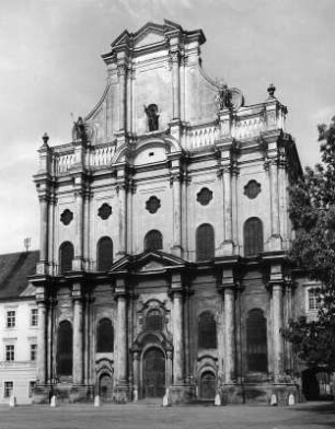 Fürstenfeldbruck. Ehemalige Zisterzienserabtei Fürstenfeld. Pfarrkirche Sankt Bernhard (Ehemalige Klosterkirche Sankt Mariä Himmelfahrt) (1700-1704; G. A. Viscardi und 1714-1754; J. G. Ettenhofer). Westfassade