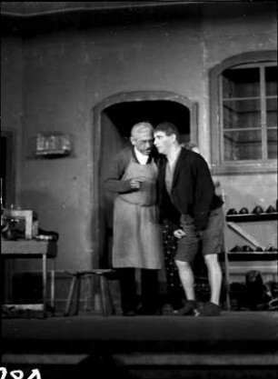 Carows Lachbühne: Erich Carow in "Ein alter Flickschuster"; Erich Carow und Meister (F. Sieg) stehend