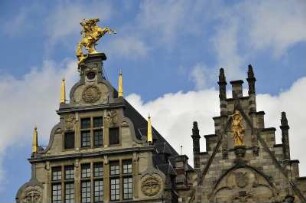 Antwerpen - Hausgiebel : Die Renaissance-Hausgiebel am Großen Platz sind reich verziert, aufgenommen in Antwerpen am 3. April 2010
