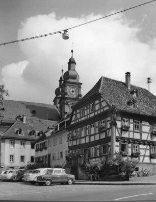 Amorbach, Marktplatz mit Mariensäule, Türme der Stadtpfarrkirche